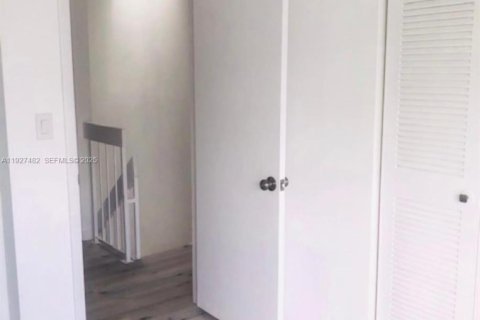 Снять в аренду таунхаус в Майами, Флорида 2 спальни, 75.62м2, № 1986288 - фото 13