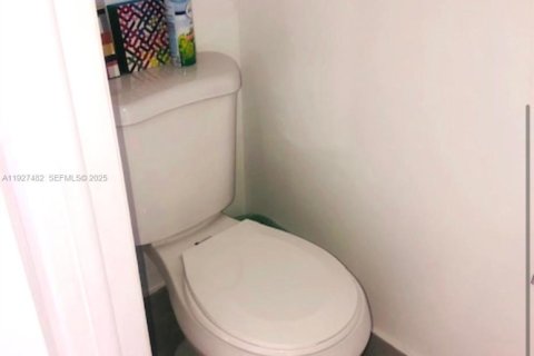 Снять в аренду таунхаус в Майами, Флорида 2 спальни, 75.62м2, № 1986288 - фото 9