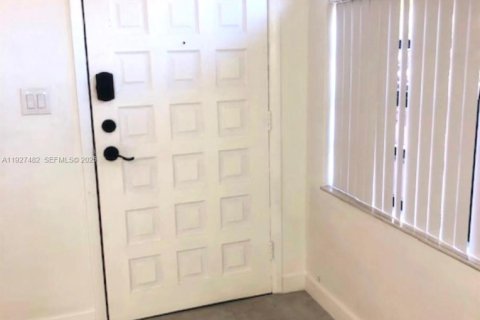 Снять в аренду таунхаус в Майами, Флорида 2 спальни, 75.62м2, № 1986288 - фото 4