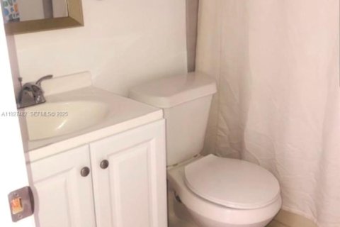 Снять в аренду таунхаус в Майами, Флорида 2 спальни, 75.62м2, № 1986288 - фото 10