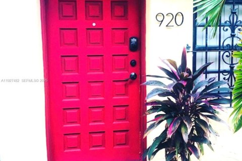 Снять в аренду таунхаус в Майами, Флорида 2 спальни, 75.62м2, № 1986288 - фото 1