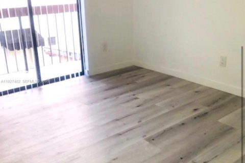 Снять в аренду таунхаус в Майами, Флорида 2 спальни, 75.62м2, № 1986288 - фото 15