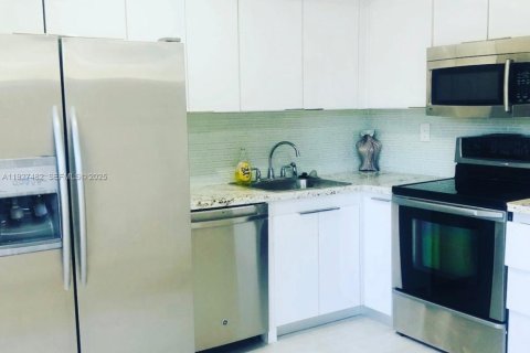 Снять в аренду таунхаус в Майами, Флорида 2 спальни, 75.62м2, № 1986288 - фото 6