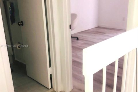 Снять в аренду таунхаус в Майами, Флорида 2 спальни, 75.62м2, № 1986288 - фото 11