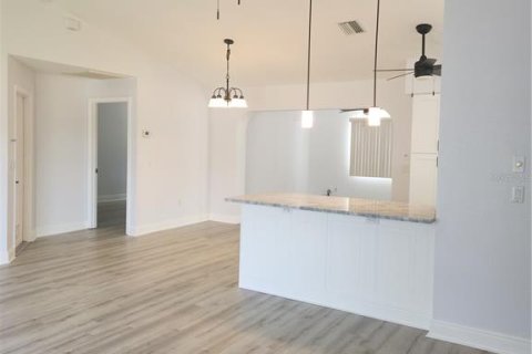 Apartamento en alquiler en Punta Gorda, Florida, 3 dormitorios, 151.71 m2 № 1661828 - foto 9