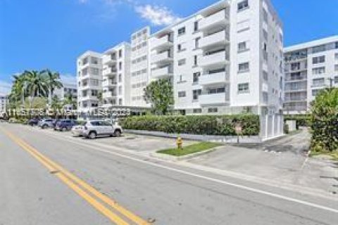 Condo in Bay Harbor Islands, Florida, 1 bedroom  № 1729648 - photo 1