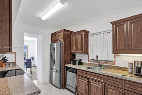 Condo in Bay Harbor Islands, Florida, 1 bedroom  № 1729648 - photo 10