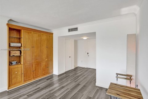 Condo in Bay Harbor Islands, Florida, 1 bedroom  № 1729648 - photo 21