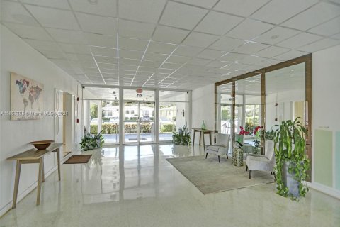 Condo in Bay Harbor Islands, Florida, 1 bedroom  № 1729648 - photo 2