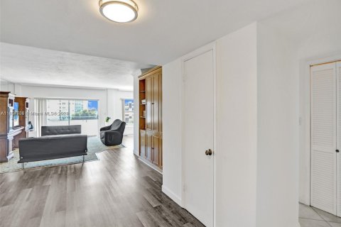 Condo in Bay Harbor Islands, Florida, 1 bedroom  № 1729648 - photo 3