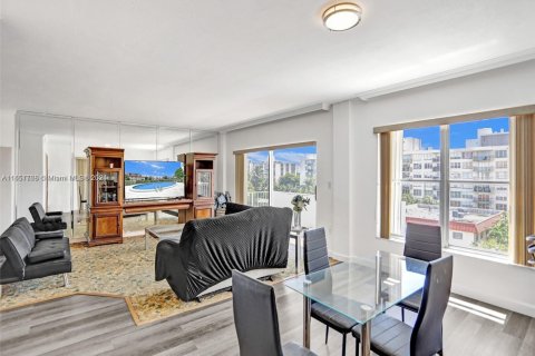 Condo in Bay Harbor Islands, Florida, 1 bedroom  № 1729648 - photo 5