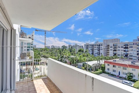 Condo in Bay Harbor Islands, Florida, 1 bedroom  № 1729648 - photo 26