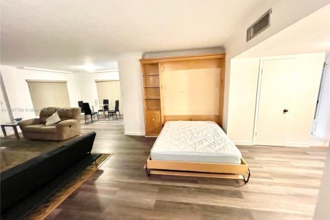 Condo in Bay Harbor Islands, Florida, 1 bedroom  № 1729648 - photo 23