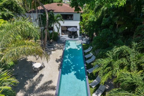 Casa en alquiler en Miami, Florida, 3 dormitorios, 199.28 m2 № 1959864 - foto 1