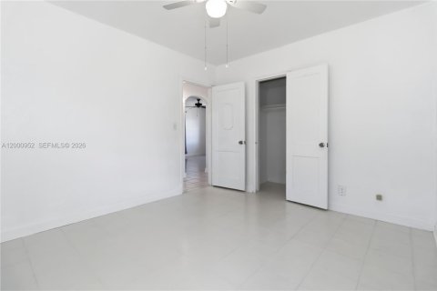 House in Hollywood, Florida 2 bedrooms, 118.91 sq.m. № 2066532 - photo 13