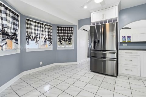 House in Hollywood, Florida 2 bedrooms, 118.91 sq.m. № 2066532 - photo 5