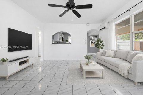 House in Hollywood, Florida 2 bedrooms, 118.91 sq.m. № 2066532 - photo 3