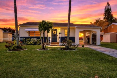 House in Hollywood, Florida 2 bedrooms, 118.91 sq.m. № 2066532 - photo 28