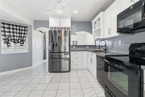 House in Hollywood, Florida 2 bedrooms, 118.91 sq.m. № 2066532 - photo 4