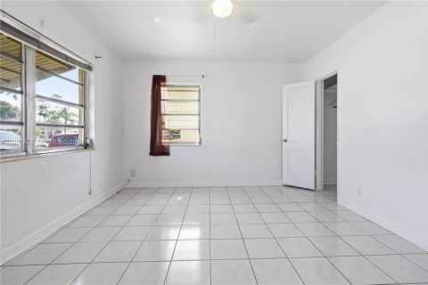 House in Hollywood, Florida 2 bedrooms, 118.91 sq.m. № 2066532 - photo 10