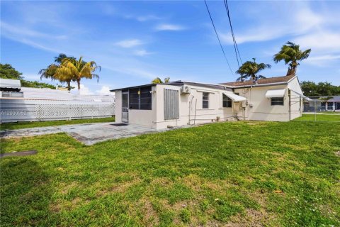 House in Hollywood, Florida 2 bedrooms, 118.91 sq.m. № 2066532 - photo 24