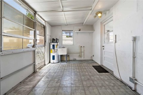 House in Hollywood, Florida 2 bedrooms, 118.91 sq.m. № 2066532 - photo 18