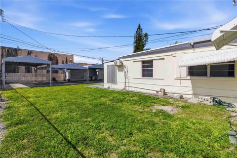 House in Hollywood, Florida 2 bedrooms, 118.91 sq.m. № 2066532 - photo 19