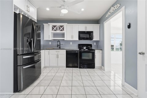 House in Hollywood, Florida 2 bedrooms, 118.91 sq.m. № 2066532 - photo 6