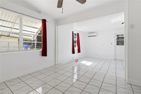 House in Hollywood, Florida 2 bedrooms, 118.91 sq.m. № 2066532 - photo 8