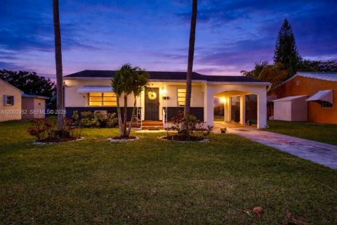 House in Hollywood, Florida 2 bedrooms, 118.91 sq.m. № 2066532 - photo 25