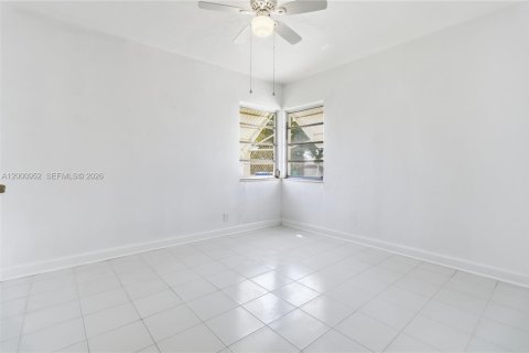 House in Hollywood, Florida 2 bedrooms, 118.91 sq.m. № 2066532 - photo 12