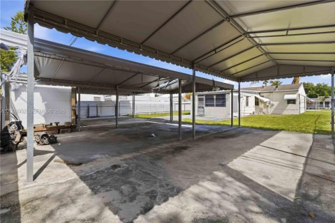 House in Hollywood, Florida 2 bedrooms, 118.91 sq.m. № 2066532 - photo 20