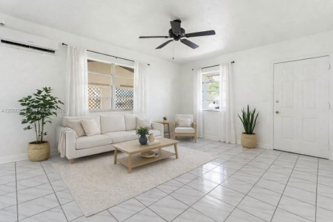 House in Hollywood, Florida 2 bedrooms, 118.91 sq.m. № 2066532 - photo 2