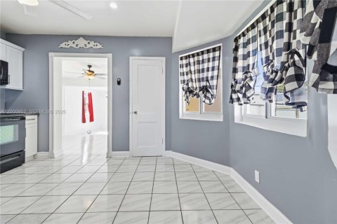 House in Hollywood, Florida 2 bedrooms, 118.91 sq.m. № 2066532 - photo 7