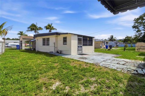 House in Hollywood, Florida 2 bedrooms, 118.91 sq.m. № 2066532 - photo 21