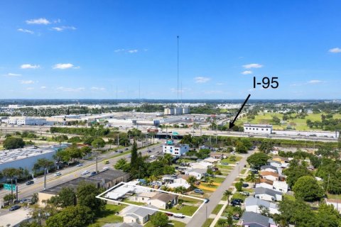 House in Hollywood, Florida 2 bedrooms, 118.91 sq.m. № 2066532 - photo 26