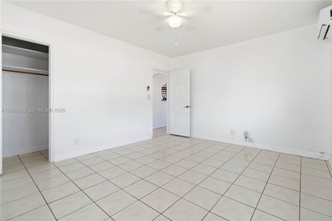 House in Hollywood, Florida 2 bedrooms, 118.91 sq.m. № 2066532 - photo 11