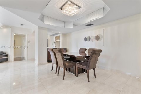 Condo in Aventura, Florida, 2 bedrooms  № 2174667 - photo 7