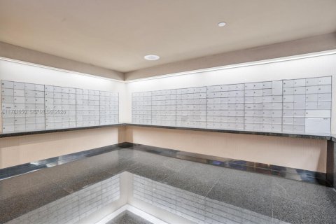 Condo in Aventura, Florida, 2 bedrooms  № 2174667 - photo 30