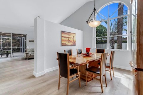 Villa ou maison à vendre à Pembroke Pines, Floride: 4 chambres, 261.06 m2 № 2072634 - photo 10