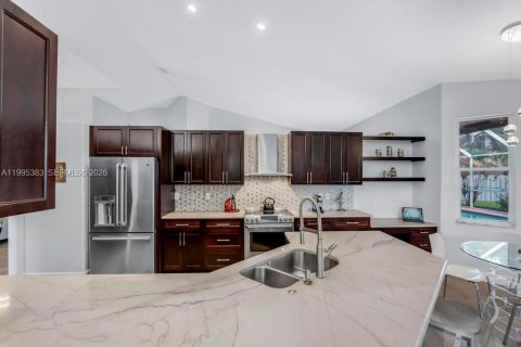 Villa ou maison à vendre à Pembroke Pines, Floride: 4 chambres, 261.06 m2 № 2072634 - photo 3