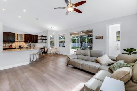 Villa ou maison à vendre à Pembroke Pines, Floride: 4 chambres, 261.06 m2 № 2072634 - photo 11