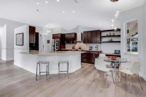 Villa ou maison à vendre à Pembroke Pines, Floride: 4 chambres, 261.06 m2 № 2072634 - photo 7
