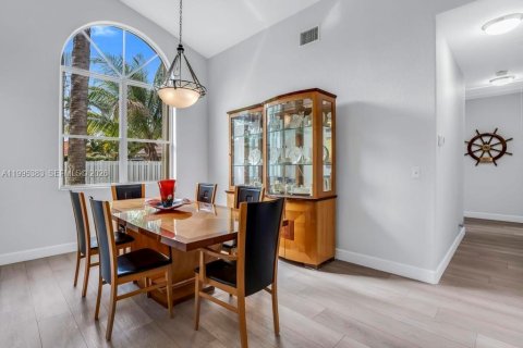 Villa ou maison à vendre à Pembroke Pines, Floride: 4 chambres, 261.06 m2 № 2072634 - photo 9
