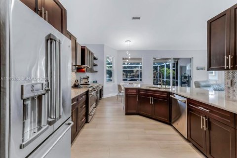 Villa ou maison à vendre à Pembroke Pines, Floride: 4 chambres, 261.06 m2 № 2072634 - photo 2