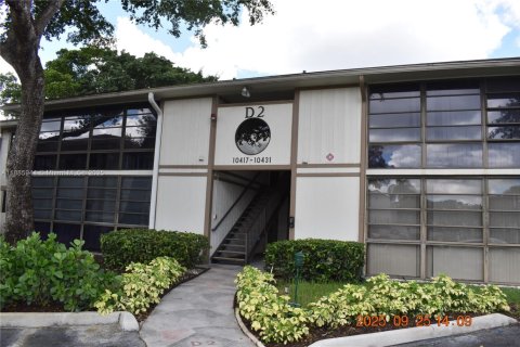 Condominio en venta en Tamarac, Florida, 2 dormitorios, 76.83 m2 № 1983357 - foto 1