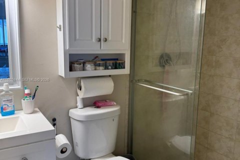 Condo in Tamarac, Florida, 2 bedrooms  № 1983357 - photo 13