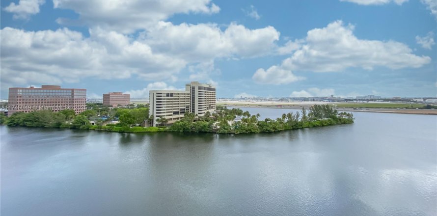 Condominio en Miami, Florida, 2 dormitorios  № 2077004