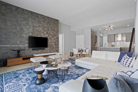 Condo in Miami, Florida, 2 bedrooms  № 2039100 - photo 18