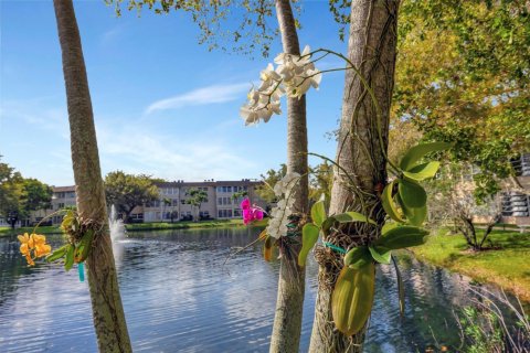 Condo in Lauderdale Lakes, Florida, 1 bedroom  № 1068221 - photo 1